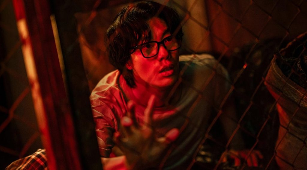 Je Moon-jae facing the mysterious impostor known as The Rat in Mousetrap